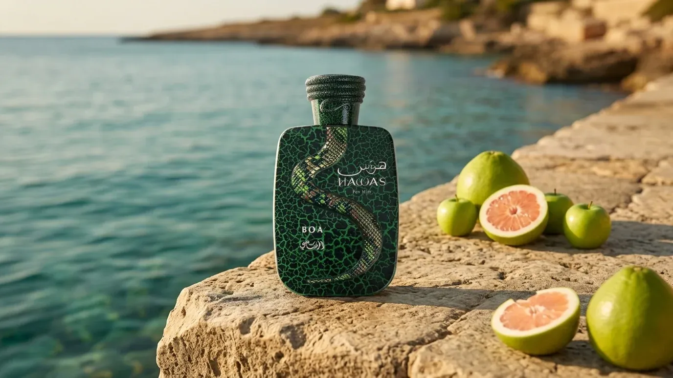 Frasco Rasasi Hawas For Him - Boa sobre una repisa de piedra caliza junto a agua turquesa, pomelo y manzanas verdes